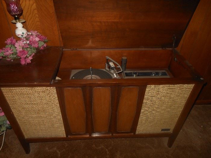 Vintage Zenith console stereo/needs repair