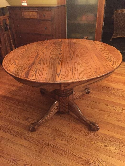 Oak pedestal table with 2 additional leaves