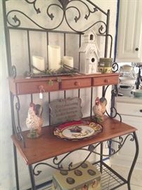 Baker's rack; roosters; rooster platter