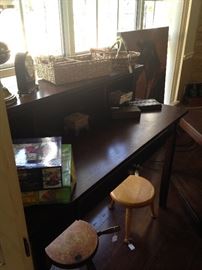Two-tiered desk; 2 small stools