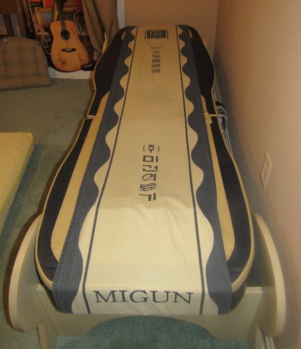 Migun Thermal Massage Bed in excellent condition, perfect for home or office