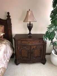 DREXEL HERITAGE KING SIZE 5 PIECE BEDROOM SET
2 NIGHTSTANDS 40”W x 19”D x 34”H