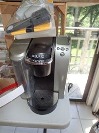 KEURIG COFFEE WITH EXTRA PIECES