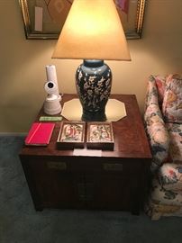 Vintage Henredon End Table With Brass Hardware ~ Asian Style Ginger Jar Lamp With Floral Slip Decoration