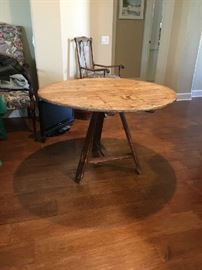 PRIMITIVE ROUND PINE TABLE. PROBABLY A "TIPPER". EARLY 1800'S OR POSSIBLY EARLIER, ORIGINAL RED PAINT TRACES. WONDERFUL!!!