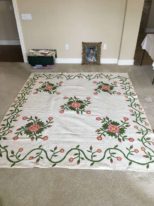 LARGE AMISH QUALITY QUILT, FLORAL PATTERN.