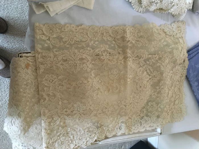GORGEOUS LACE PLACEMATS AND NAPKINS