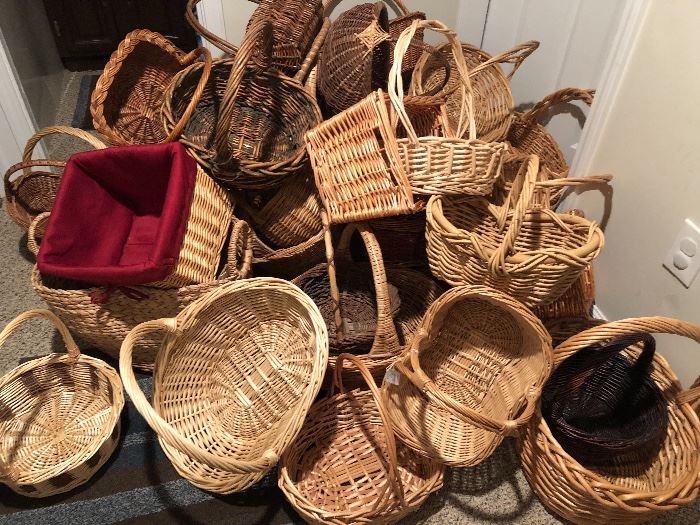 Hey ladies I’m ready to part with some of my baskets some of you want when I’m cleaning up at the end there are about 30 of them only six bucks each they will be at this sale !!lol