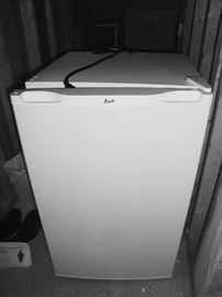 DORM OR MAN CAVE SIZE REFRIGERATOR (WORKING)
