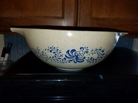Do we have Vintage Pyrex. Yes, yes, we do! 4 bowls inside of this one in top condition