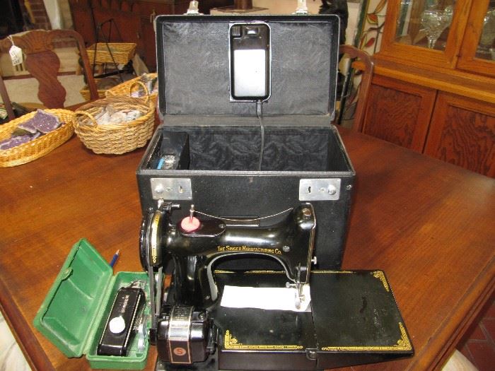 Singer Sewing machine and case in good condition