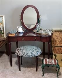 BOMBAY & CO Vanity with stool