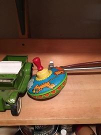 a min tin top with great graphics!