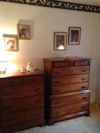 2 chest of drawers 