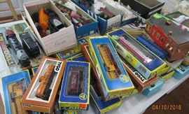 model trains in box TYCO, Athearn, AHM   HO scale