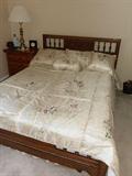 FULL SIZE BED/COMFORTER