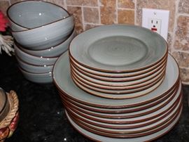 Dinnerware set