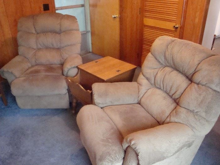 Pair of Recliners & Vintage End Table
