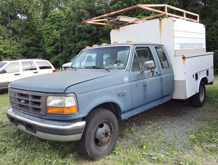 1996 Ford F350 Diesel Pickup Truck
XL Power-Stroke Diesel Engine; Gray Vinyl Interior; Rear Bench Seat; AM/FM Stereo; Air Conditioning, and more. VIN: 1FDJX35F8TEA52106.
