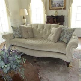 LOVELY TUFTED SOFA IN PERFECT CONDITION
