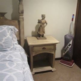 GORGEOUS BEDROOM SET W/QUEEN BED