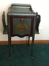 Cushman Smoker humidor with handy magazine rack 