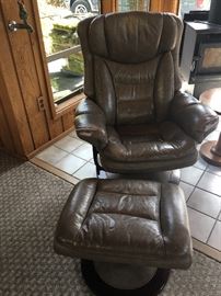 Stress less chairs set of 2 
( not in good shape )  ottomans ok 

Pricing at 75.00 each set 
Needs leathe repair :) 