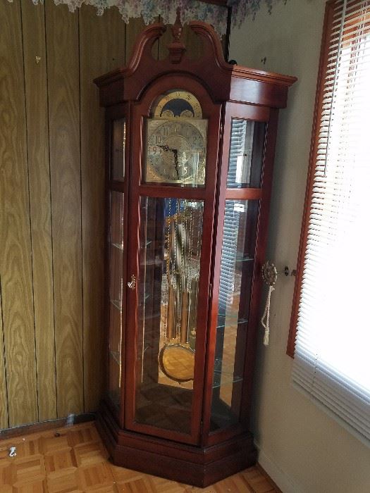 Working Ridgeway Floor Grandfather Clock with accent                     http://www.ctonlineauctions.com/detail.asp?id=701620
