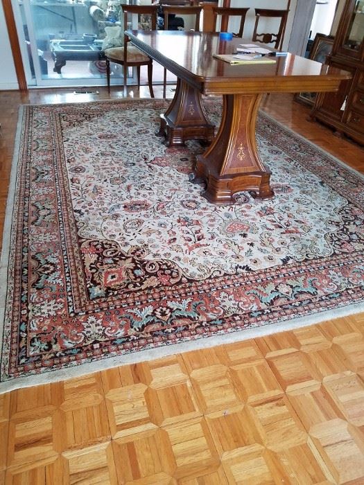 Floral Area Rug      http://www.ctonlineauctions.com/detail.asp?id=701623