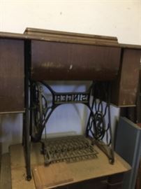  ANTIQUE  SEWING MACHINE