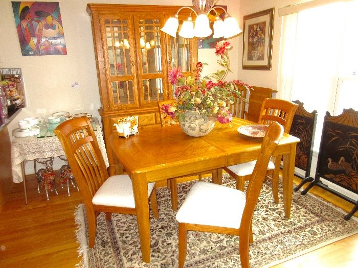 SOLID Oak dining room table, 1 leaf, six chairs, lighted china cabinet
