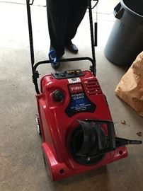 LIKE NEW TORO SNOWBLOWER