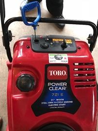 LIKE NEW TORO SNOWBLOWER