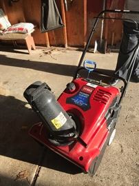 LIKE NEW TORO SNOWBLOWER