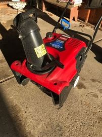 LIKE NEW TORO SNOWBLOWER