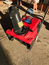 LIKE NEW TORO SNOWBLOWER