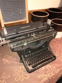 UNDERWOOD TYPEWRITTER