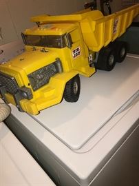 VINTAGE 1960S DUMP TRUCK " BIG JOB" BY MARX 