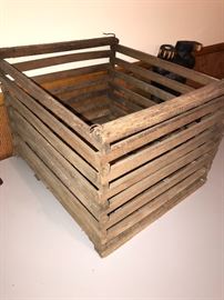 ANTIQUE WOODEN CRATE