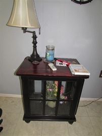Display dark stain side table, table lamp