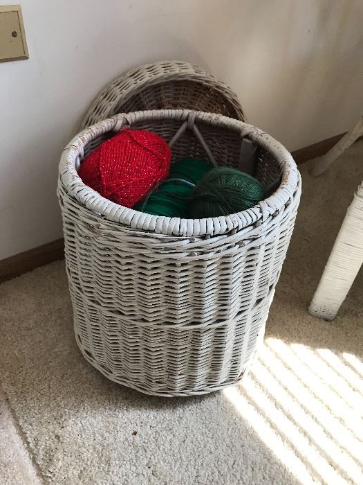 Wicker basket with lid