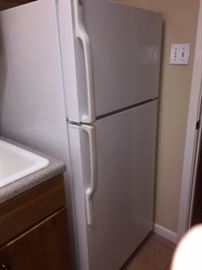 GE 15.7 cu. ft. refrigerator.  Model GTS16BBRWW.  Looks great.  Works great.