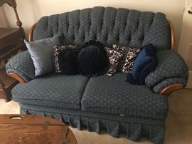 cute loveseat, great extra seating, good condition