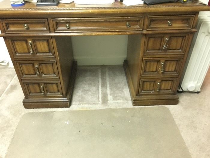 front view - Keyhole desk