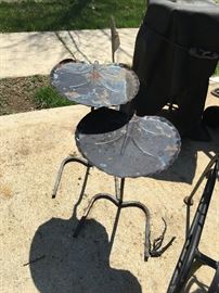 2 metal leave shape side tables