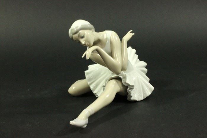 Lot 43: Lladro "The Death of the Swan" Porcelain Figurine