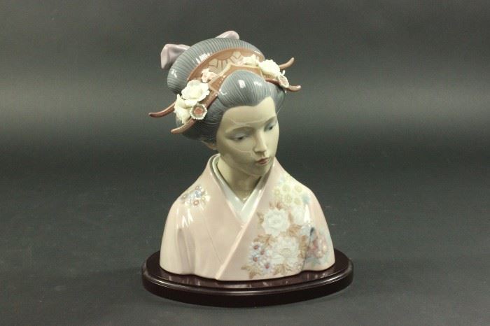 Lot 55: Lladro "Lady of the East" #1488