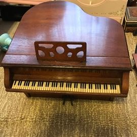 1939 VINTAGE RADIO BABY GRAND PIANO 