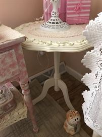SMALL ROUND PEDESTAL ACCENT TABLE WITH BEAUTIFUL DETAIL 