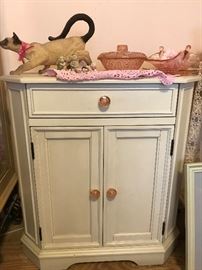 ANTIQUE WHITE SIDE TABLE WITH TOP DRAWER AND LOWER CABINETS 